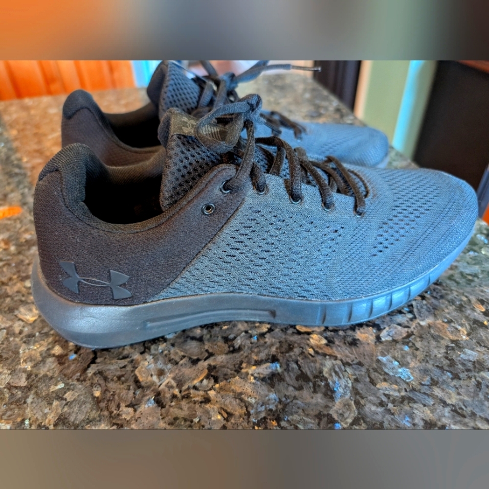 Under Armour black women's 9.5